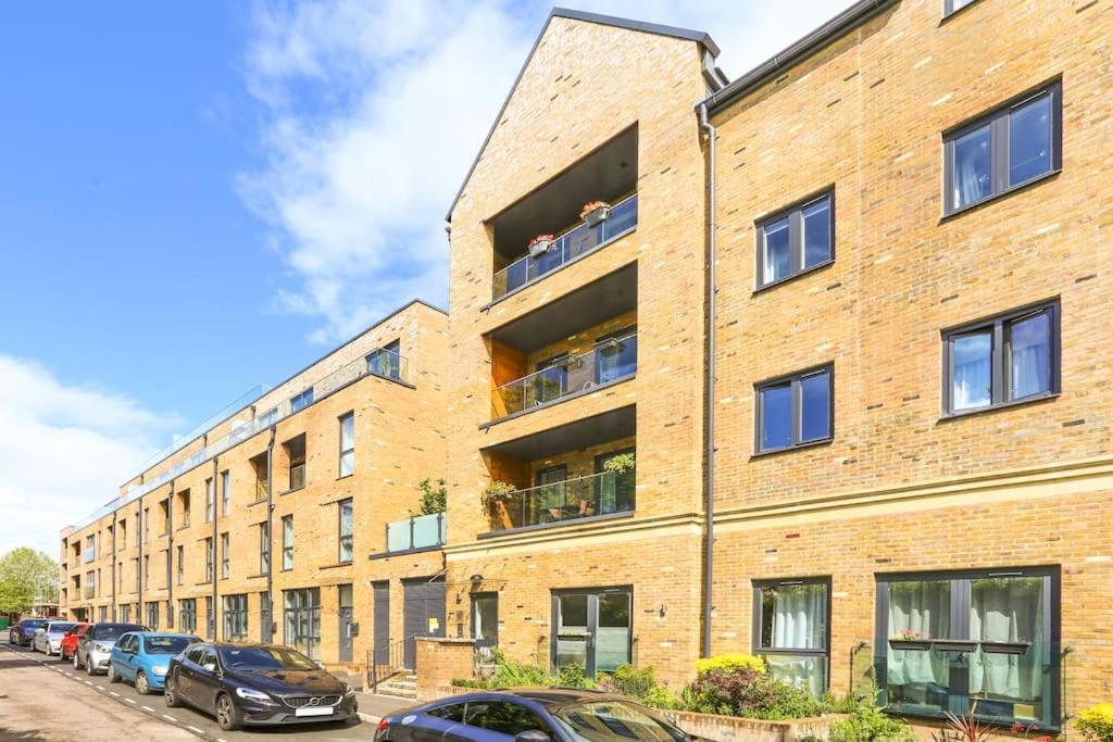 Idyllic Thames Riverside Apartment With Free Parking Isleworth Exterior photo