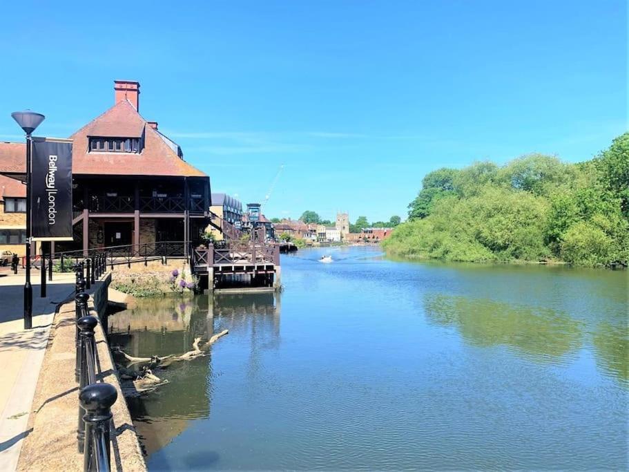 Idyllic Thames Riverside Apartment With Free Parking Isleworth Exterior photo