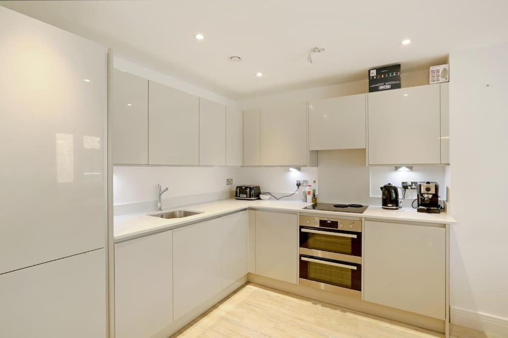 Idyllic Thames Riverside Apartment With Free Parking Isleworth Exterior photo