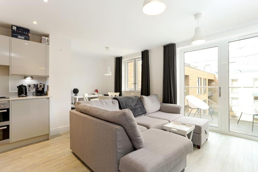 Idyllic Thames Riverside Apartment With Free Parking Isleworth Exterior photo