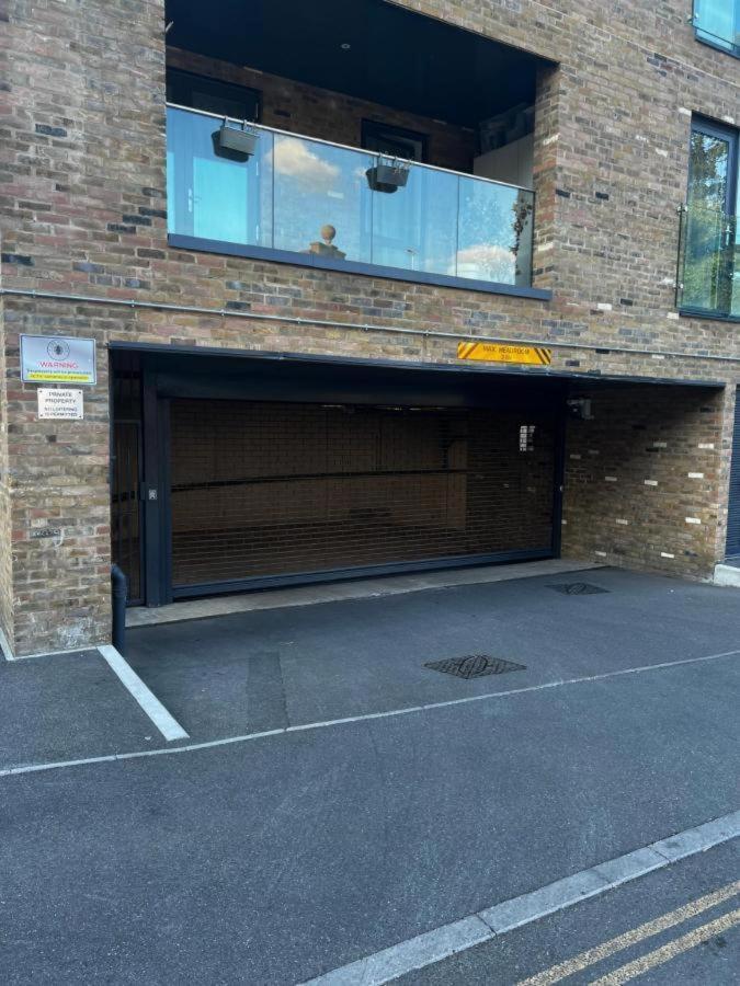 Idyllic Thames Riverside Apartment With Free Parking Isleworth Exterior photo